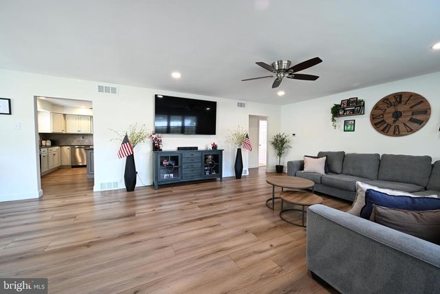 384 E 3RD ST E, Florence, NJ 08518