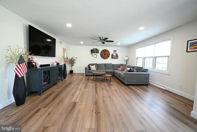 384 E 3RD ST E, Florence, NJ 08518