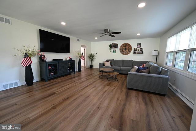 384 E 3RD ST E, Florence, NJ 08518