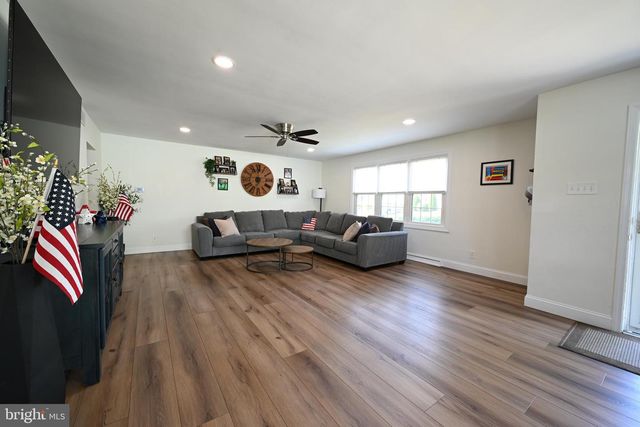 384 E 3RD ST E, Florence, NJ 08518