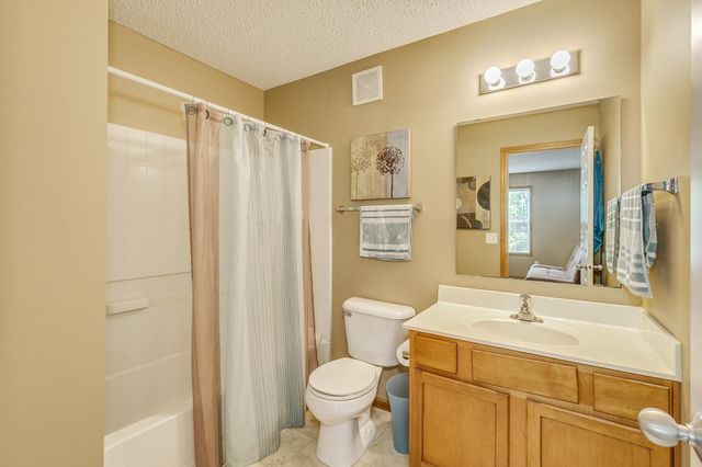 10808 Hawthorn Trail A, Woodbury, MN 55129