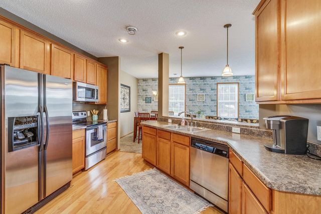 10808 Hawthorn Trail A, Woodbury, MN 55129