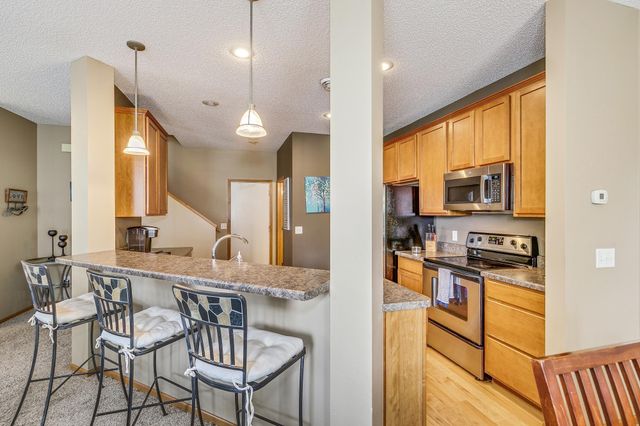 10808 Hawthorn Trail A, Woodbury, MN 55129