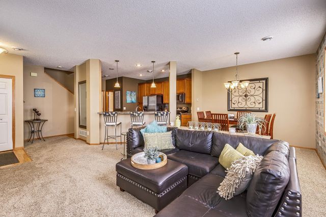 10808 Hawthorn Trail A, Woodbury, MN 55129