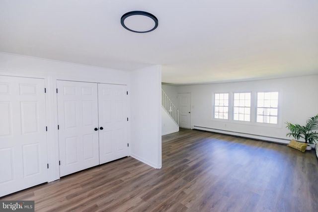 21 VELVET LN, Levittown, PA 19054