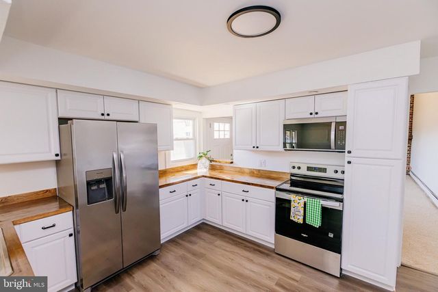 21 VELVET LN, Levittown, PA 19054