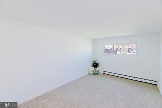 21 VELVET LN, Levittown, PA 19054