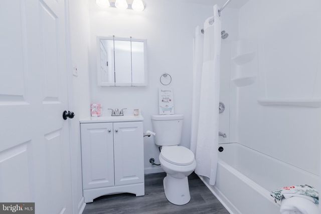 21 VELVET LN, Levittown, PA 19054