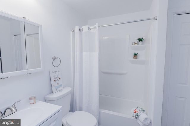 21 VELVET LN, Levittown, PA 19054