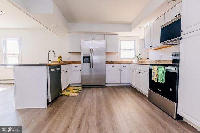 21 VELVET LN, Levittown, PA 19054