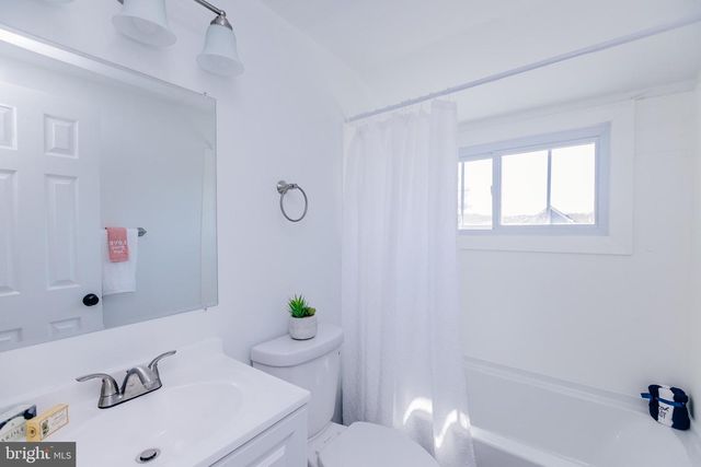 21 VELVET LN, Levittown, PA 19054