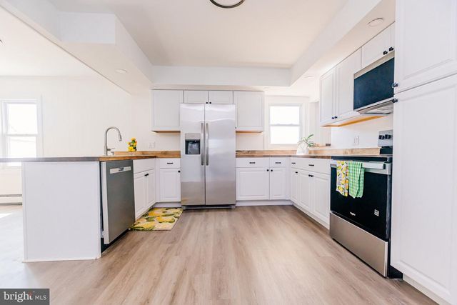 21 VELVET LN, Levittown, PA 19054