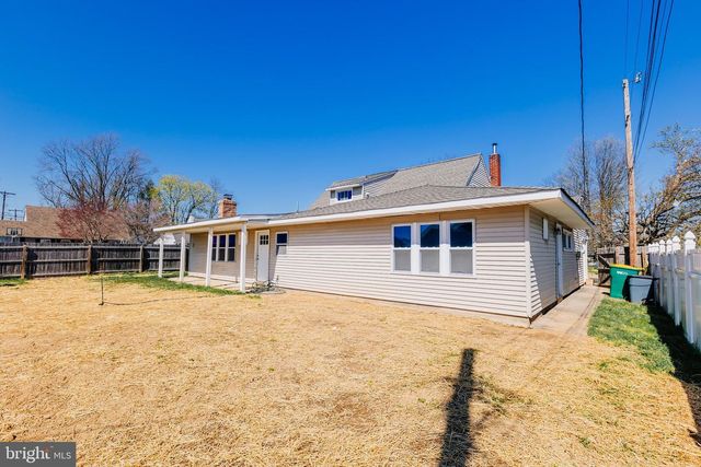 21 VELVET LN, Levittown, PA 19054