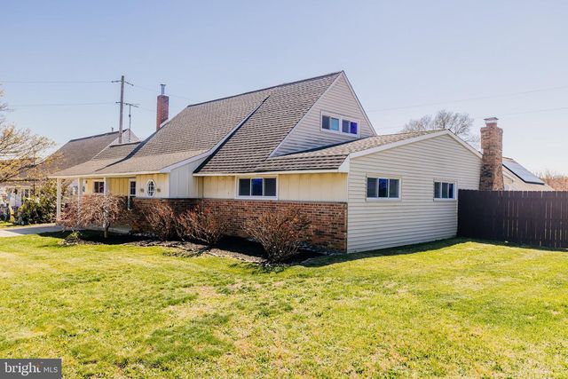 21 VELVET LN, Levittown, PA 19054