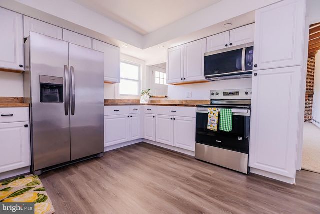 21 VELVET LN, Levittown, PA 19054