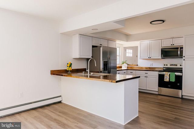 21 VELVET LN, Levittown, PA 19054