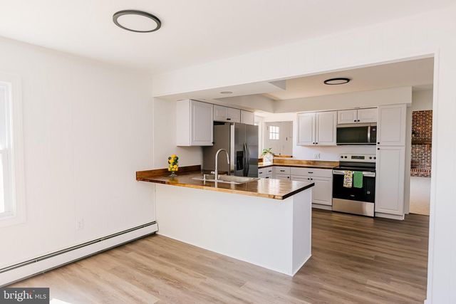 21 VELVET LN, Levittown, PA 19054