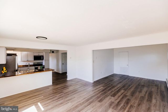 21 VELVET LN, Levittown, PA 19054