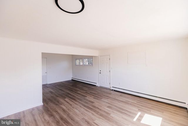 21 VELVET LN, Levittown, PA 19054