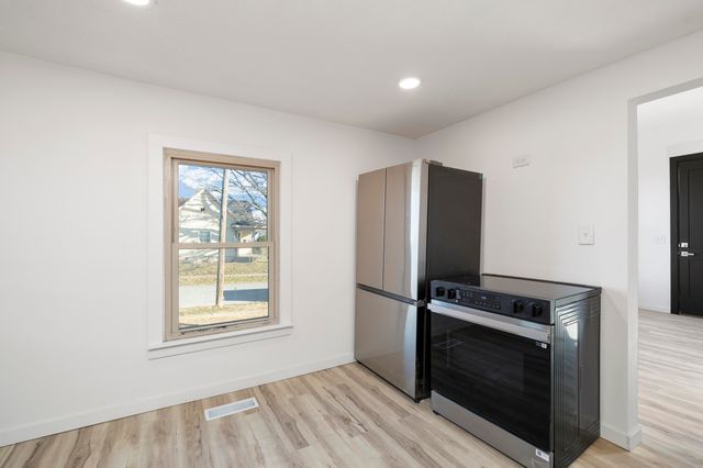 1077 E Blaine Street, Springfield, MO 65803