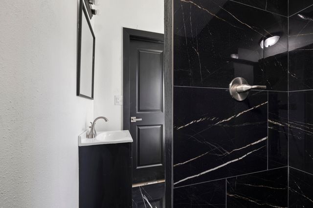 1077 E Blaine Street, Springfield, MO 65803