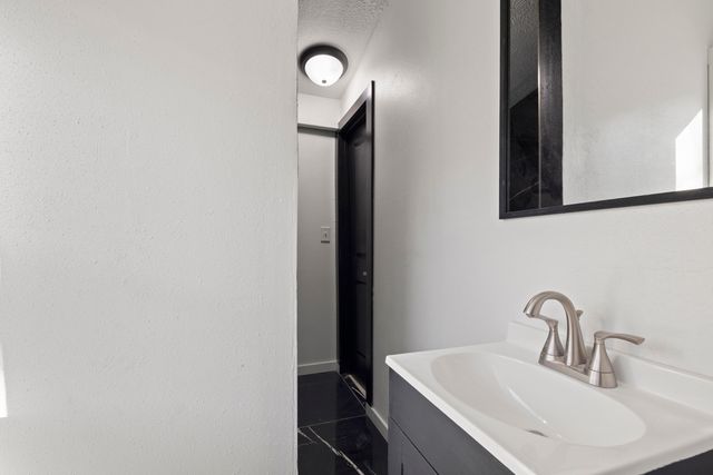 1077 E Blaine Street, Springfield, MO 65803