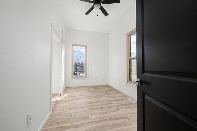 1077 E Blaine Street, Springfield, MO 65803