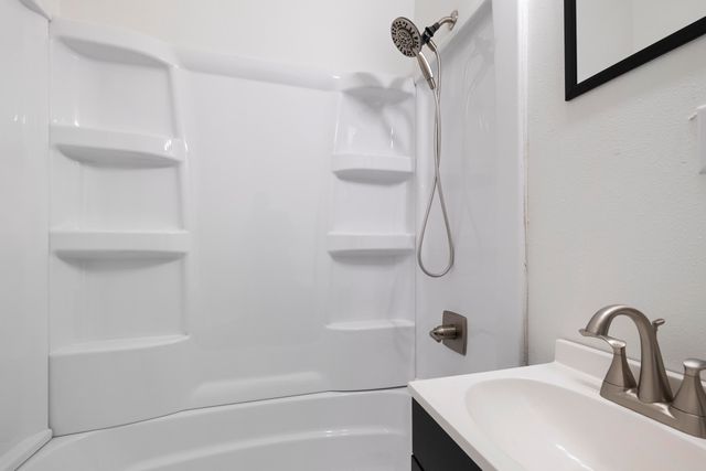 1077 E Blaine Street, Springfield, MO 65803