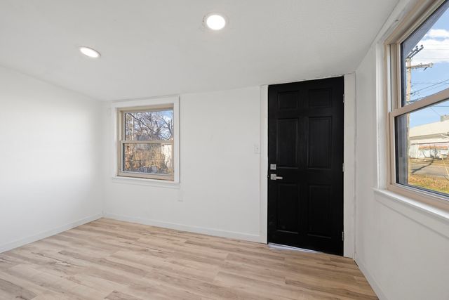 1077 E Blaine Street, Springfield, MO 65803