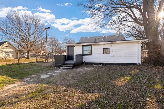 1077 E Blaine Street, Springfield, MO 65803