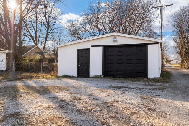 1077 E Blaine Street, Springfield, MO 65803