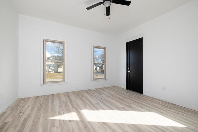 1077 E Blaine Street, Springfield, MO 65803