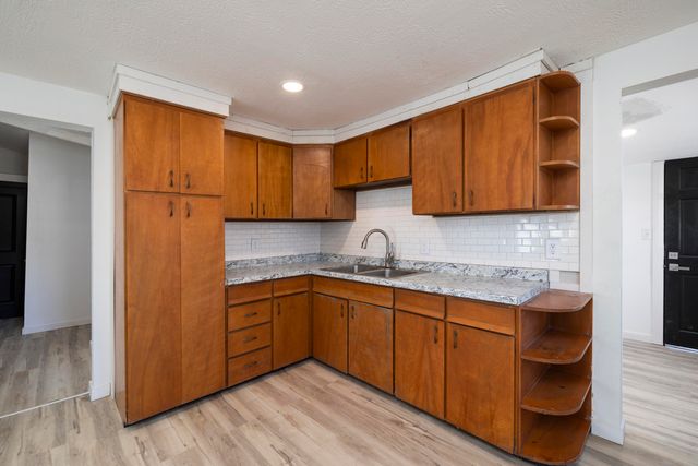 1077 E Blaine Street, Springfield, MO 65803