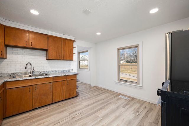 1077 E Blaine Street, Springfield, MO 65803