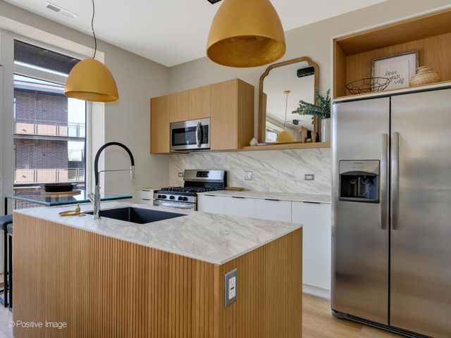 8308 CENTER Avenue 302, River Grove, IL 60171