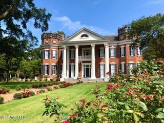 300 W Chulahoma Avenue, Holly Springs, MS 38635
