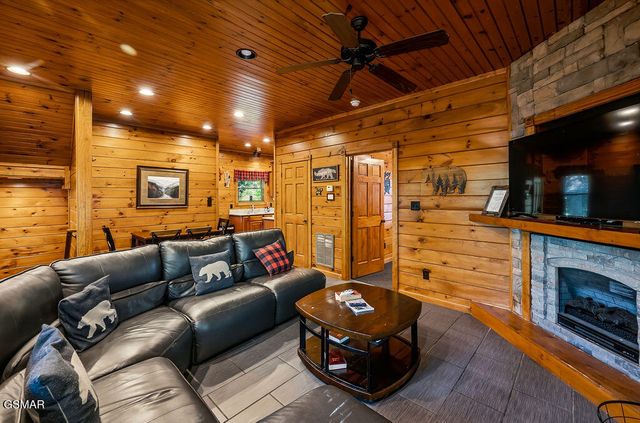 807 Great Smoky Way, Gatlinburg, TN 37738