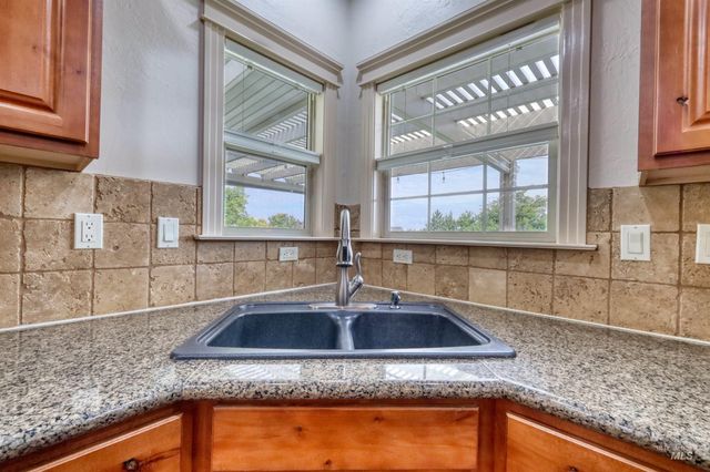 2813 S Bayhill Ct, Nampa, ID 83686