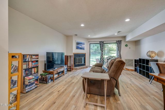 2420 Volunteer Parkway Apt 15, Bristol, TN 37620