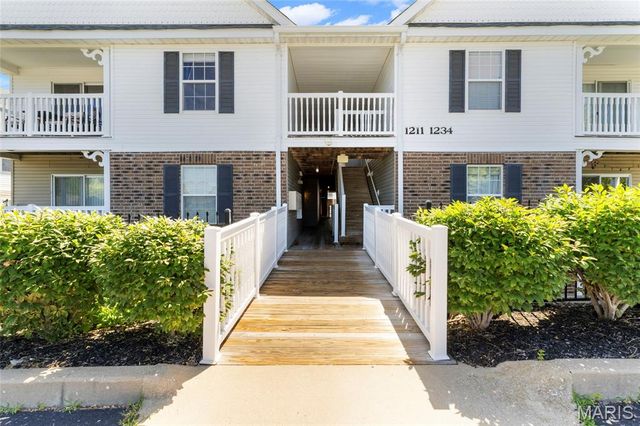 1233 Saravalle Drive, St Peters, MO 63376