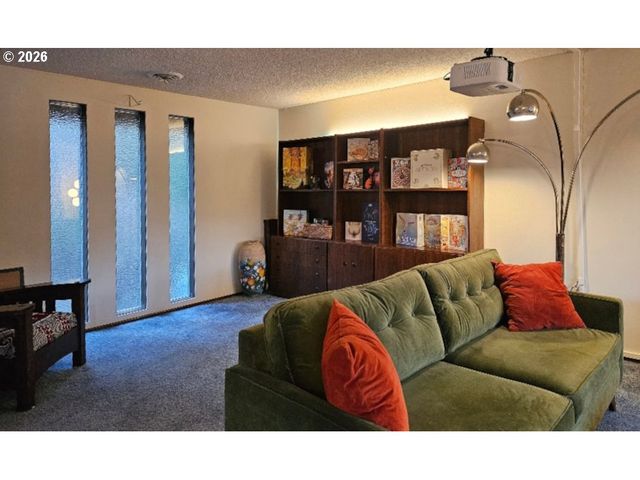 4734 BROOKWOOD St, Eugene, OR 97405