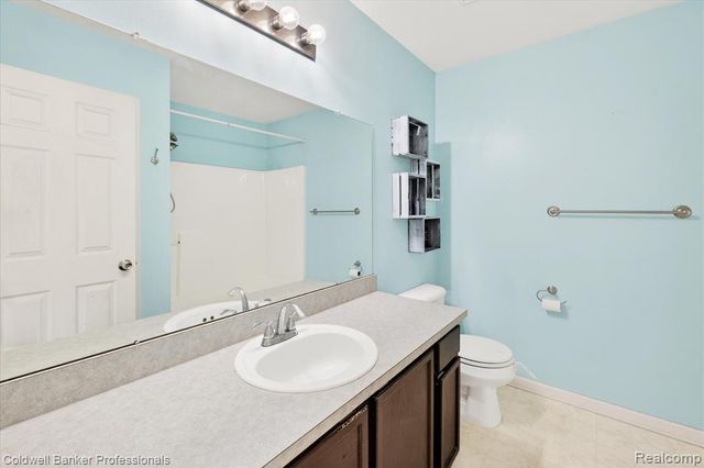 639 Andover Woods Drive, Fenton, MI 48430