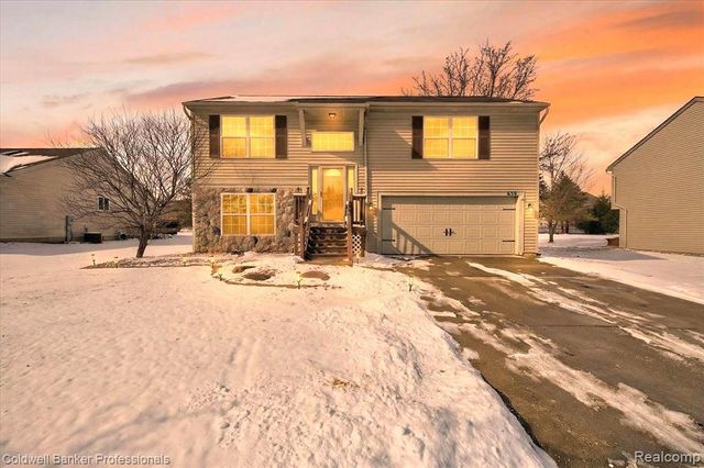 639 Andover Woods Drive, Fenton, MI 48430