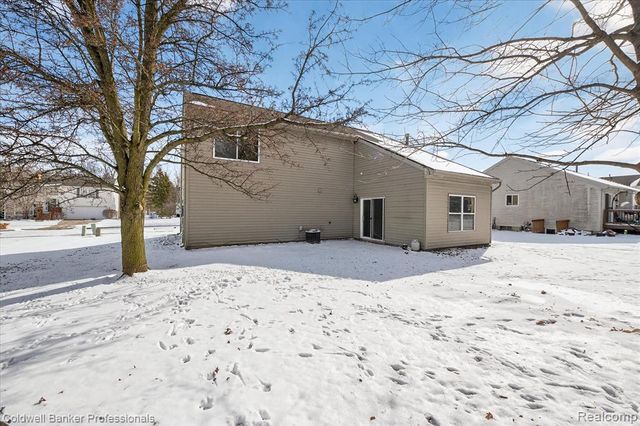 639 Andover Woods Drive, Fenton, MI 48430