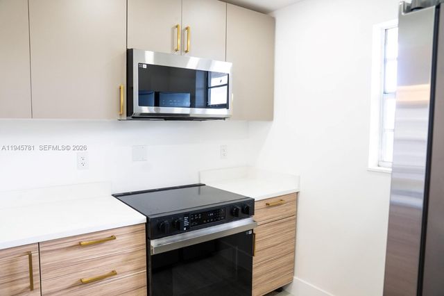 220 SW 9th Ave 306, Hallandale Beach, FL 33009