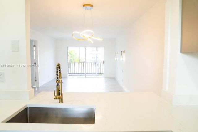 220 SW 9th Ave 306, Hallandale Beach, FL 33009