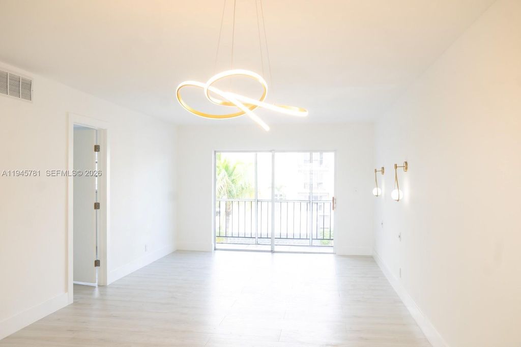 220 SW 9th Ave 306, Hallandale Beach, FL 33009