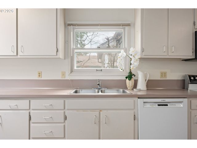 2045 KINCAID St, Eugene, OR 97405