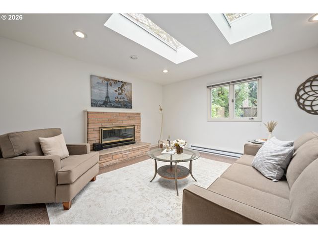 2045 KINCAID St, Eugene, OR 97405