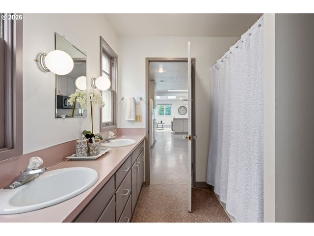 2045 KINCAID St, Eugene, OR 97405